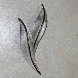 Sterling silver leaf brooch